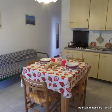 Studio In 33104 شقة